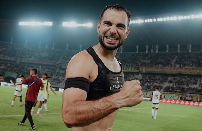 Ekpresi bek Persija Jakarta Jordi Amat yang turut mencetak gol ke gawang Persebaya Surabaya, Sabtu (18/10/2025). [Instagram]